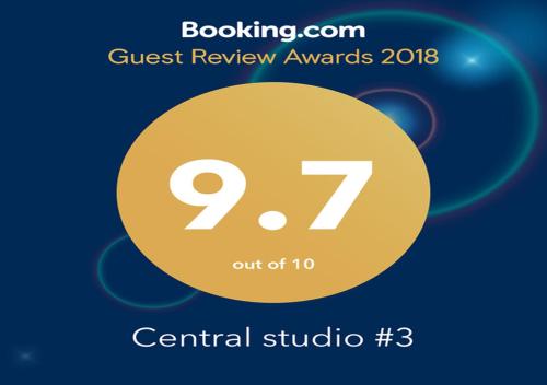 żółte kółko z liczbą dziewięćdziesiąt siedem w obiekcie Central studio #3 w Burgas