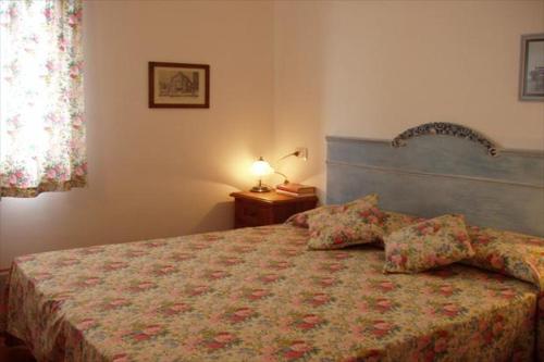 - une chambre avec un lit, une lampe et une fenêtre dans l'établissement IL BORGHETTO, à Caprioli