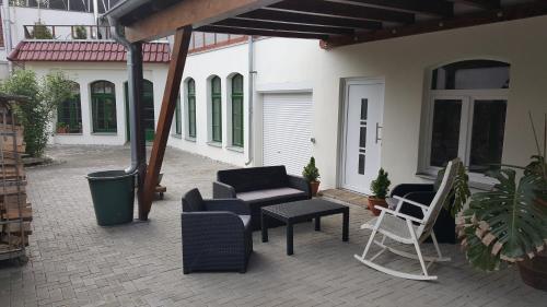 ライプツィヒにあるZimmerの家の中に椅子と家具付きのパティオ