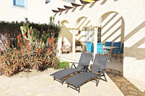 - une terrasse avec 2 chaises, une table et des chaises dans l'établissement Las Casitas de la Playa, à Vera