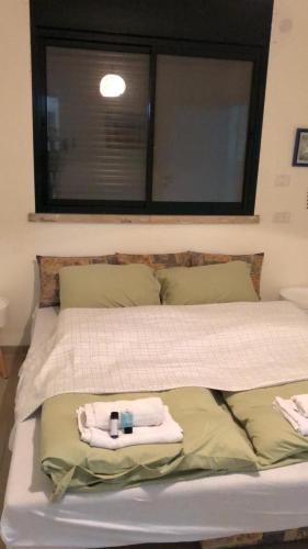 A bed or beds in a room at צימר בעמק
