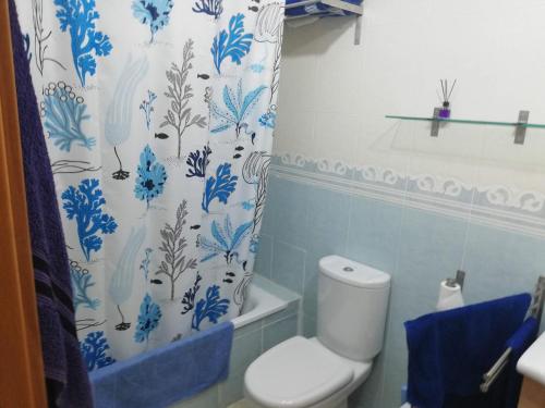 Ένα μπάνιο στο Mediterránea Solo Familias Serviplaya