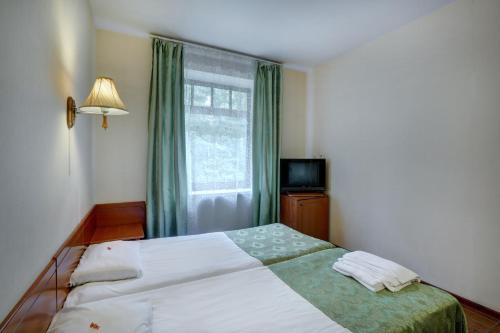سرير أو أسرّة في غرفة في Shuvaloff Hotel