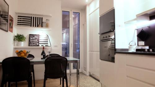 a kitchen with a table and some chairs and a stove at Urbanflat Roma in Rome