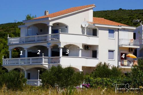 Gambar di galeri bagi Apartments Natali di Sveti Petar