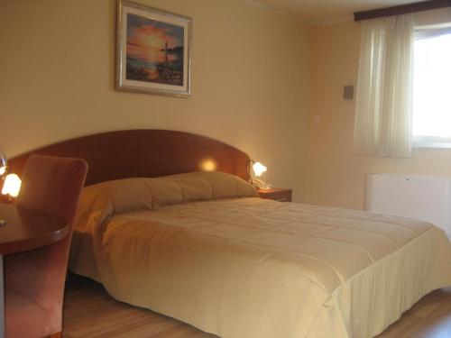 una camera con letto, tavolo e finestra di Apartments Silvana a Trogir