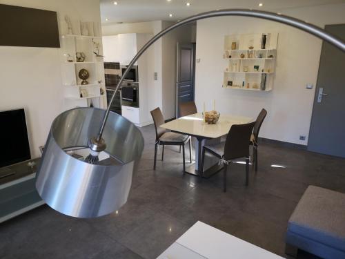 Coin salon dans l'établissement Design Standing Apt in Aix