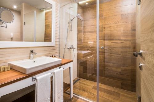 een badkamer met een wastafel en een douche bij Festa Via Pontica in Pomorie