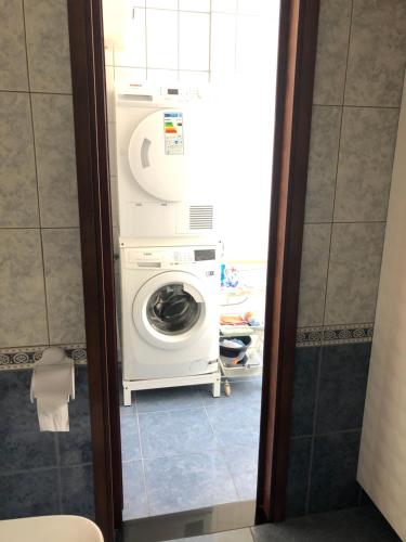 ベシンダリオにあるIslas Malvinas 39 Atico Fの小さなバスルーム(洗濯機、乾燥機付)