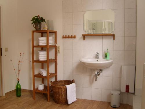 a bathroom with a sink and a mirror at Ferienwohnungen Marktstrasse 15 in Quedlinburg