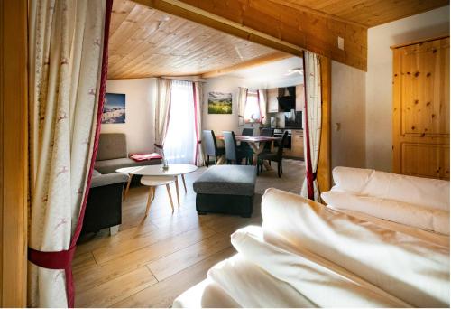 ピーゼンドルフにあるApartments M&M Göpplerbauerのベッドとテーブルと椅子のある部屋