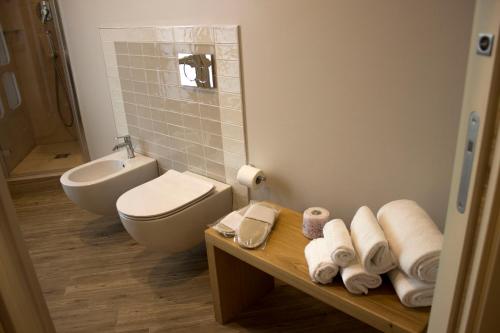 un piccolo bagno con servizi igienici e lavandino di Palazzo Belli ad Alba