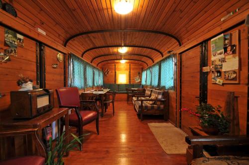 カラブリタにあるAphrodite's Inn Kalavritaのダイニングルーム(テーブル、椅子付)