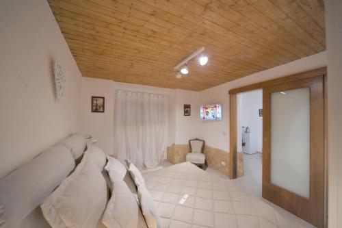 un soggiorno con divano e soffitto in legno di Nicole House a Bari