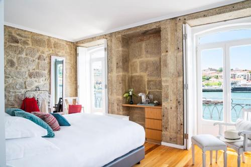 a bedroom with a bed and a window at 1872 River House in Porto