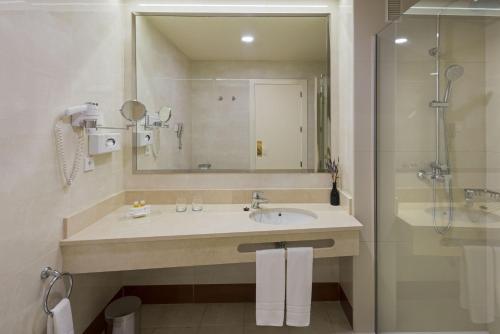 a bathroom with a sink and a shower at Elba Madrid Alcalá in Madrid