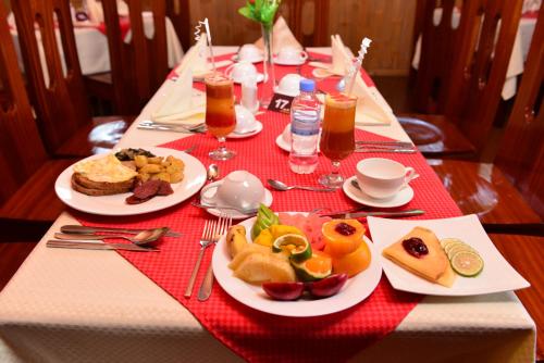 Makanan di atau berdekatan rumah tamu ini