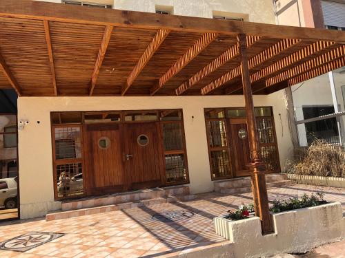 Casa con puertas de madera y pérgola de madera en Hotel La Vista 32, en Punta del Este