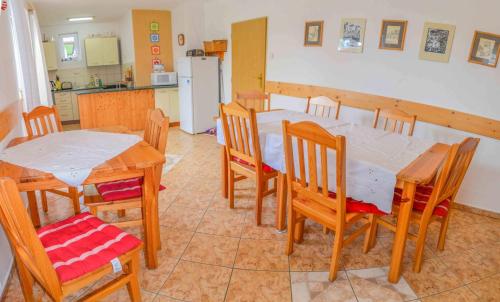 eine Küche und ein Esszimmer mit einem Tisch und Stühlen in der Unterkunft Penzión Gardoš in Kežmarok