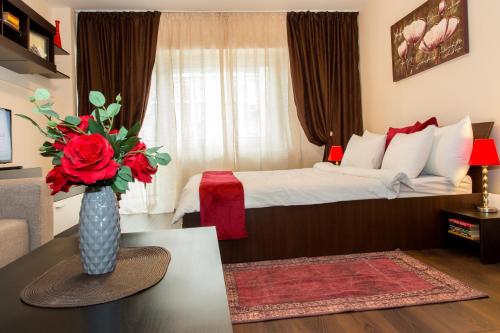 Ένα ή περισσότερα κρεβάτια σε δωμάτιο στο Sala Polivalenta - Sector 4 - Motru 84 by MRG Apartments