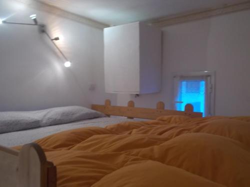 een slaapkamer met 2 bedden en een raam bij Il rifugio di sav. in Rome