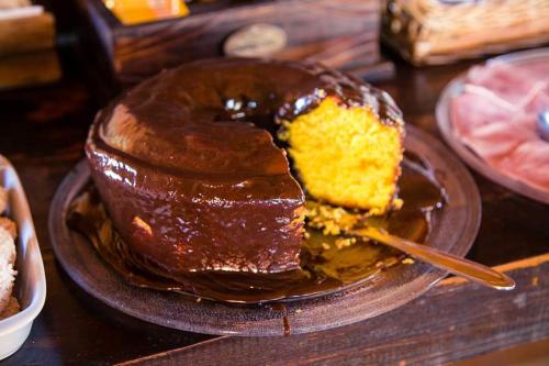een chocoladetaart op een bord op een tafel bij Pousada Buieié in Lavras Novas