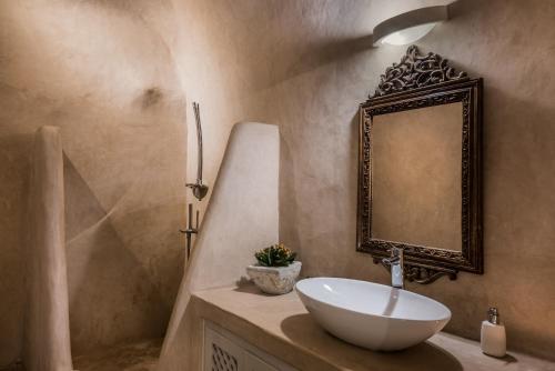 Bilik mandi di Armeni Luxury Villas