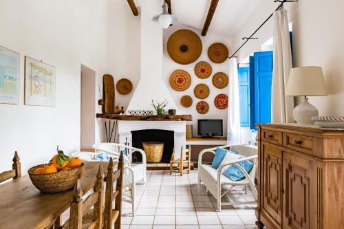 a kitchen and living room with a table and chairs at Casa Casciu La collina sul mare in Costa Rei