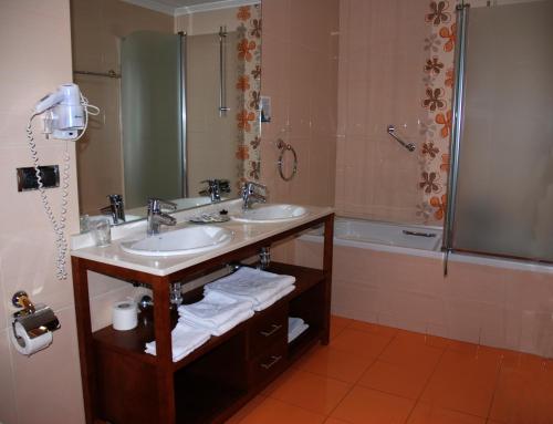Vonios kambarys apgyvendinimo įstaigoje Hotel Villa de Cacabelos