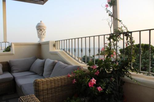 a living room with a couch and flowers on a balcony at Casa Mita in Pulsano