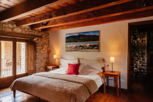 Llit o llits en una habitació de Cal Pesolet Eco Turisme Rural