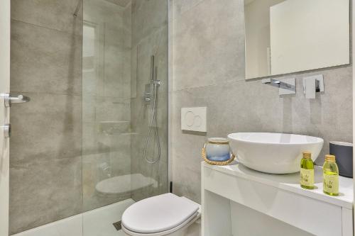 une salle de bain avec toilettes, lavabo et douche dans l'établissement MY CASA - LA CIVETTE, à Nice
