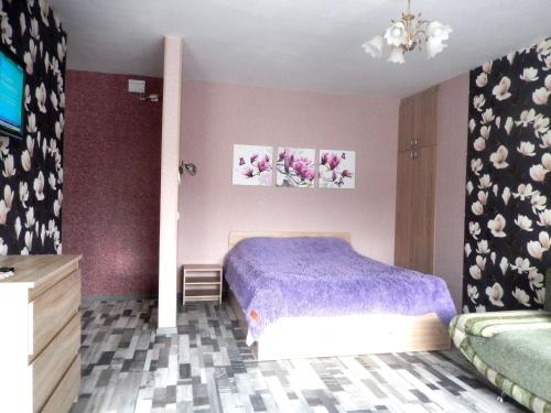 スモレンスクにあるОктябрьской революции 3аのベッドルーム(紫色のベッド1台、テレビ付)