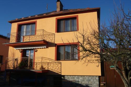 un edificio amarillo con balcones en un lateral en Ubytování Šustovka, en Třeboň