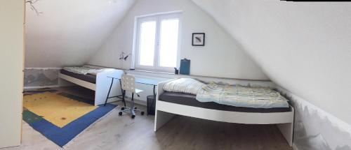 Llit o llits en una habitació de Ferienwohnung Bienenhäusle in Grünkraut / Ravensburg