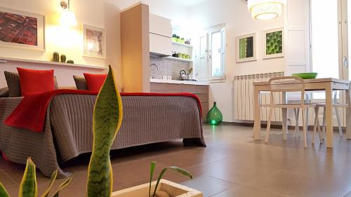 un soggiorno e una cucina con un divano e un tavolo di TrinaSicula Ragusa Ibla a Ragusa