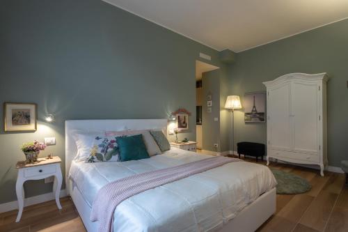 1 dormitorio con 1 cama grande y armario blanco en Calcagno en Turín