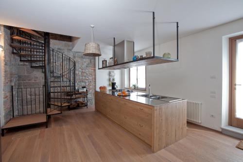 uma cozinha com um lavatório e uma escada num quarto em Il Rifugio del Monaco em Cividale del Friuli