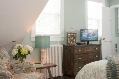 TV a/nebo společenská místnost v ubytování The Parsonage