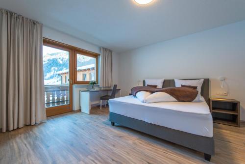 Un pat sau paturi într-o cameră la Hotel Bacher