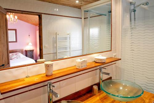 een badkamer met een glazen wastafel en een spiegel bij Blanc Marine in Noirmoutier-en-l'lle
