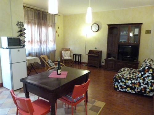 een woonkamer met een tafel en een bank bij ASTI LOVELY APARTMENT in Asti