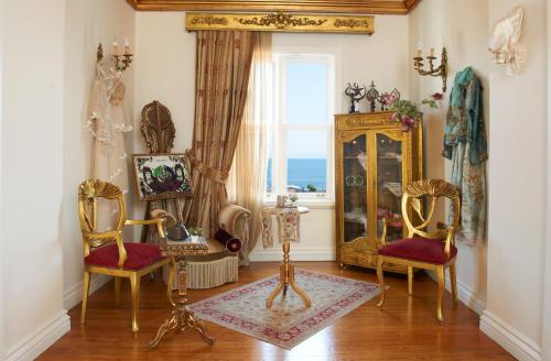 伊斯坦堡的住宿－厄爾騰克納克酒店，客房设有两把椅子、一面镜子和窗户。