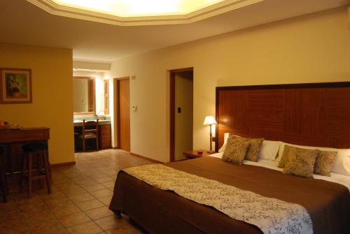 Ένα ή περισσότερα κρεβάτια σε δωμάτιο στο Suter Petit Hotel