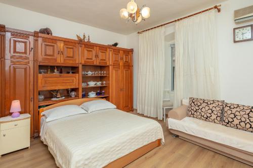 Apartment Matić في دوبروفنيك: غرفة نوم بسرير واريكة