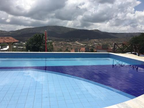 ein Swimmingpool mit Blick auf einen Berg in der Unterkunft CASA AUGUSTA, Gravatá-PE in Gravatá