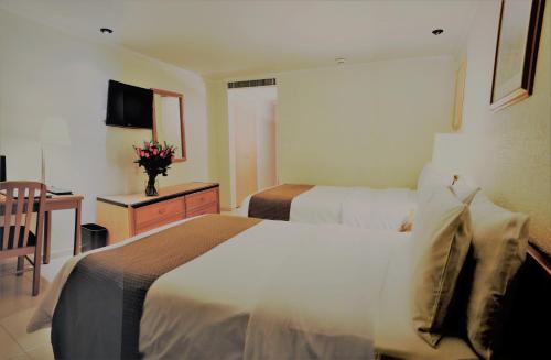 Una cama o camas en una habitación de Hotel PF