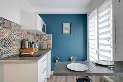 cocina con pared azul y encimera en My Toul'House Morhange, en Toulouse