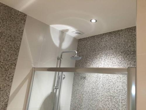 une douche avec une porte vitrée dans une salle de bain dans l'établissement Beautiful apartment Rue De La Croix Vieux Nice, à Nice