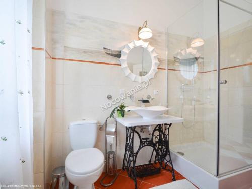 y baño con aseo, lavabo y ducha. en Apartament Kamienica, en Płock